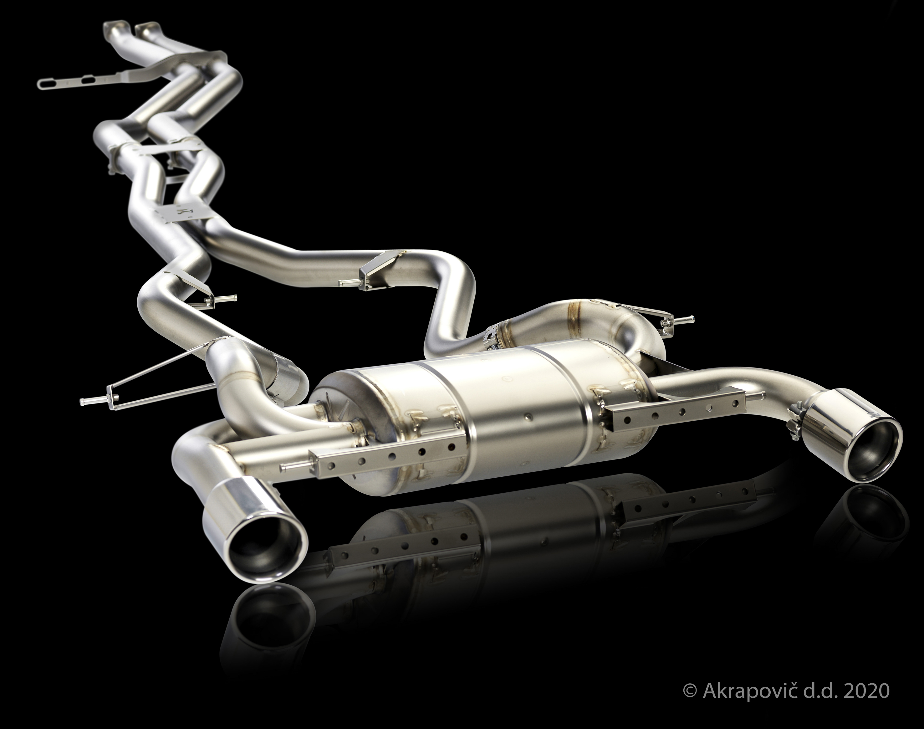 Sports exhausts. Глушитель BMW e90 335. E90 3,0 система выхлопа. Akrapovic Exhaust BMW. Глушитель Акрапович на БМВ.