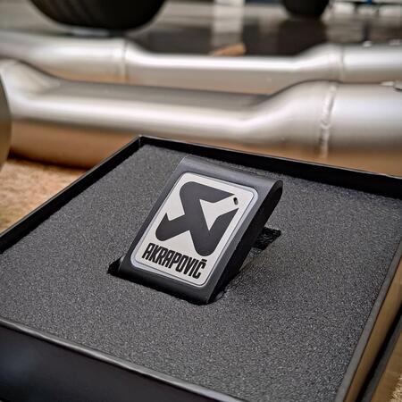 Dostaňte víc ///M ze svého BMW M3 díky @akrapovic...