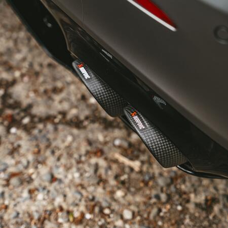 Mercedes-AMG A 45 S z @mercedeszlin vybavený výfukovým...