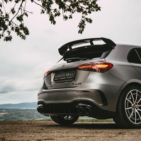 Mercedes-AMG A 45 S z @mercedeszlin vybavený výfukovým...