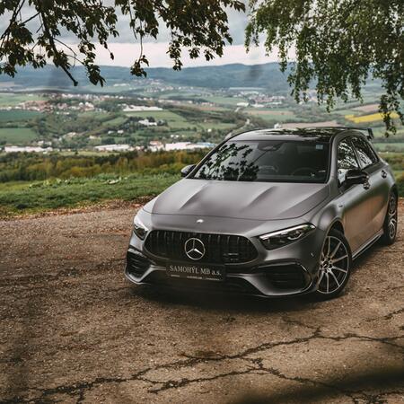 Mercedes-AMG A 45 S z @mercedeszlin vybavený výfukovým...