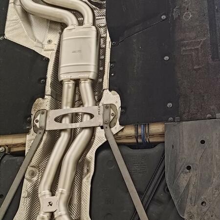 Na tomto oranžov&eacute;m BMW M4 Competition F82 jsme roz&scaron;&iacute;řili...