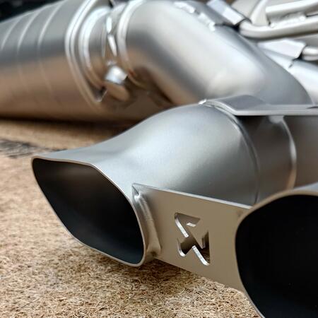 Laděn&yacute; v&yacute;fuk Akrapovič pro Mercedes-AMG G...