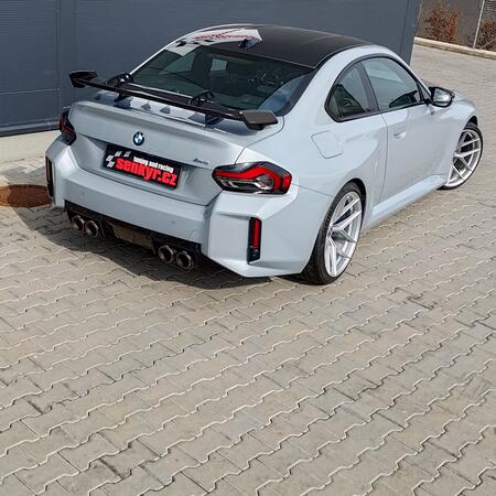 BMW M2 G87 s titanov&yacute;m sportovn&iacute;m v&yacute;fukem...