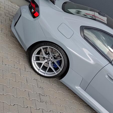 BMW M2 G87 s titanov&yacute;m sportovn&iacute;m v&yacute;fukem...