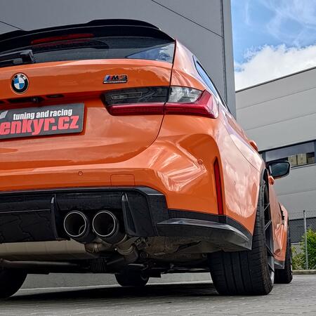 Super zvuk titanov&eacute;ho v&yacute;fuku Akrapovič lad&iacute;...