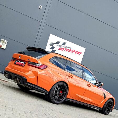 Super zvuk titanov&eacute;ho v&yacute;fuku Akrapovič lad&iacute;...