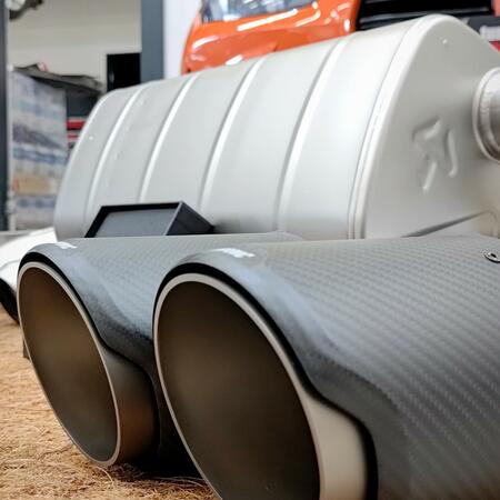 Super zvuk titanov&eacute;ho v&yacute;fuku Akrapovič lad&iacute;...