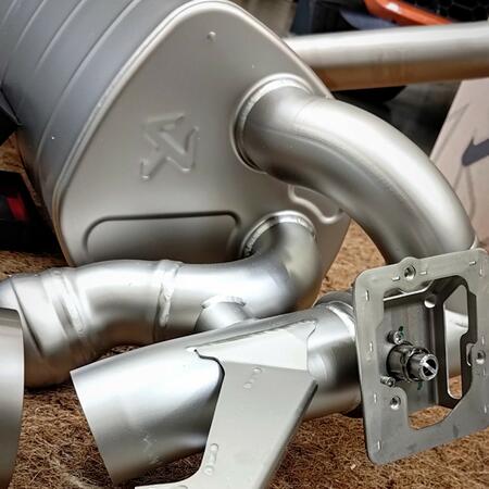 Super zvuk titanov&eacute;ho v&yacute;fuku Akrapovič lad&iacute;...