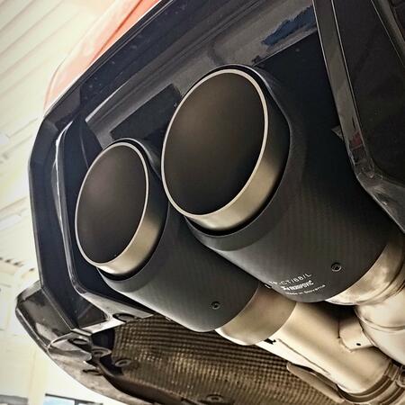 Super zvuk titanov&eacute;ho v&yacute;fuku Akrapovič lad&iacute;...