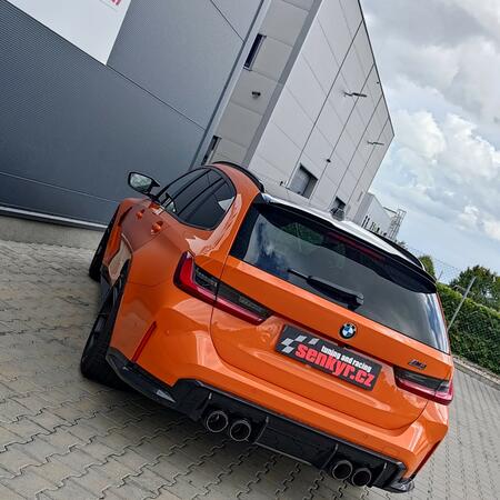 Super zvuk titanov&eacute;ho v&yacute;fuku Akrapovič lad&iacute;...