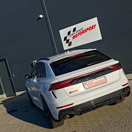 Ručně vyroben&eacute; karbonov&eacute; koncovky Akrapovič...