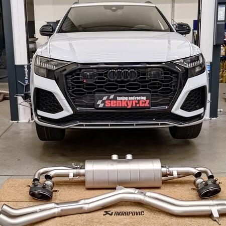 Ručně vyroben&eacute; karbonov&eacute; koncovky Akrapovič...