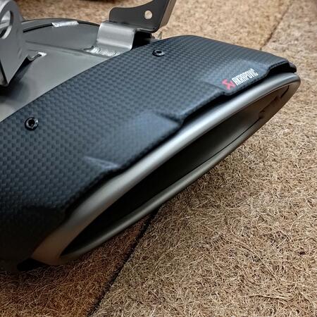 Ručně vyroben&eacute; karbonov&eacute; koncovky Akrapovič...