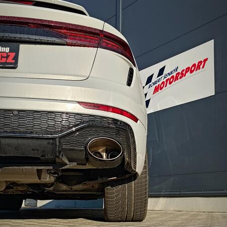 Ručně vyroben&eacute; karbonov&eacute; koncovky Akrapovič...