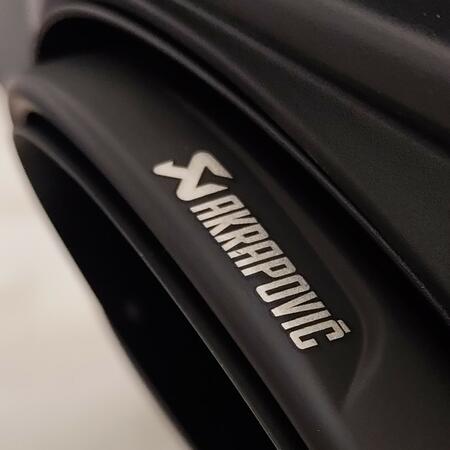 Nov&yacute; sportovn&iacute; v&yacute;fuk Akrapovič Slip-On...