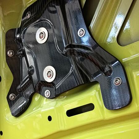 Zadn&iacute; karbonov&eacute; kř&iacute;dlo Akrapovič lze...