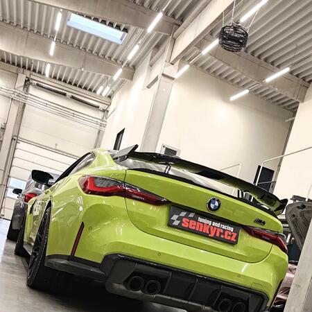 Zadn&iacute; karbonov&eacute; kř&iacute;dlo Akrapovič lze...