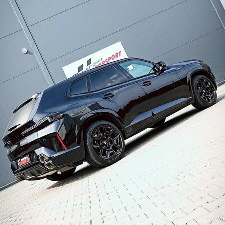 Titanov&yacute; sportovn&iacute; v&yacute;fuk Akrapovič...