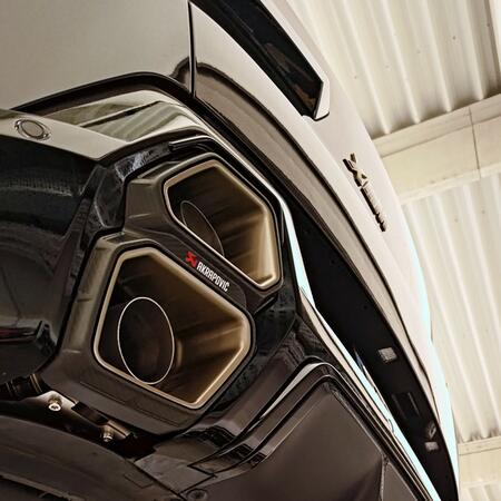 Titanov&yacute; sportovn&iacute; v&yacute;fuk Akrapovič...