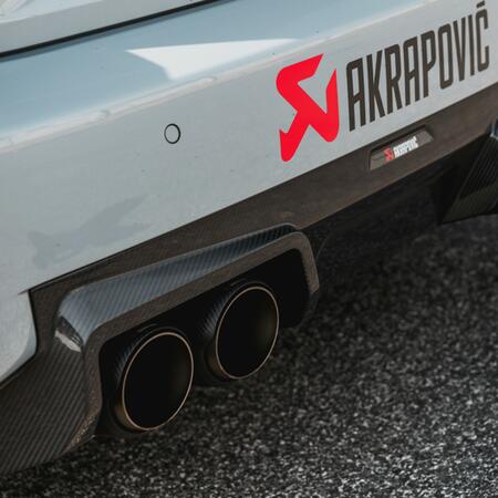 Ke sportovn&iacute;mu v&yacute;fuku Akrapovič pro aktu&aacute;ln&iacute;...