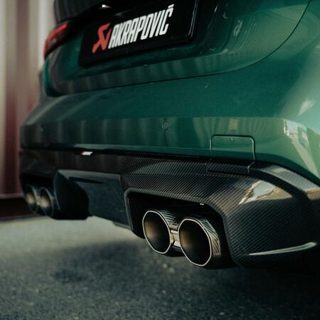 Ke sportovn&iacute;mu v&yacute;fuku Akrapovič pro aktu&aacute;ln&iacute;...