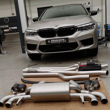 BMW M5 generace F90 bez filtrů OPF je vzácná jako vstupenka na olympiádu v Číně. Proto mohl tento vůz dostat v @senkyrmotorsport kompletní systém Akrapovič...