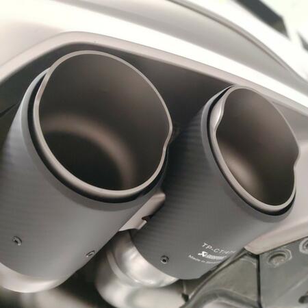 BMW M5 generace F90 bez filtrů OPF je vzácná jako vstupenka na olympiádu v Číně. Proto mohl tento vůz dostat v @senkyrmotorsport kompletní systém Akrapovič...