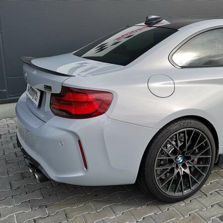 Tohle BMW M2 Competition dostalo v rámci rozsáhlejšího projektu kompletní výfukový systém Akrapovič...
