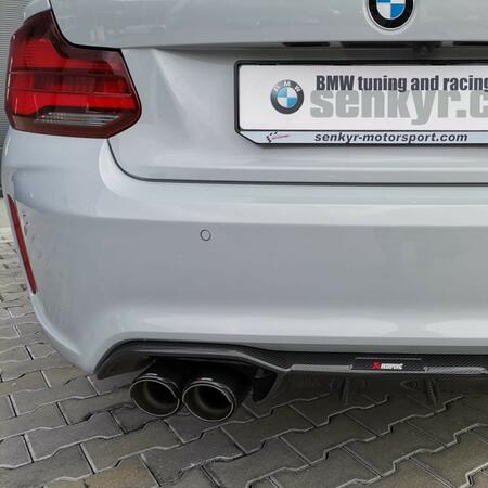 Tohle BMW M2 Competition dostalo v rámci rozsáhlejšího projektu kompletní výfukový systém Akrapovič...