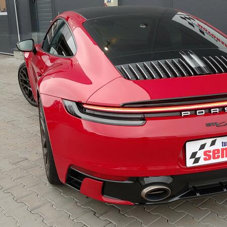 Že má poslední generace Porsche 911 ve verzi Carrera...