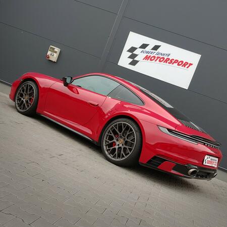 Že má poslední generace Porsche 911 ve verzi Carrera...