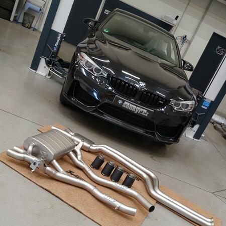 Instalací Akrapovič do vozu BMW M4 generace F82 jsme řešili...